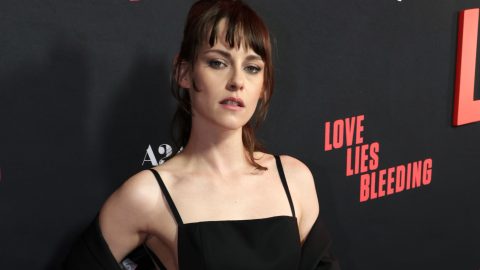 Egy szál body-ban vörös szőnyegezett Kristen Stewart