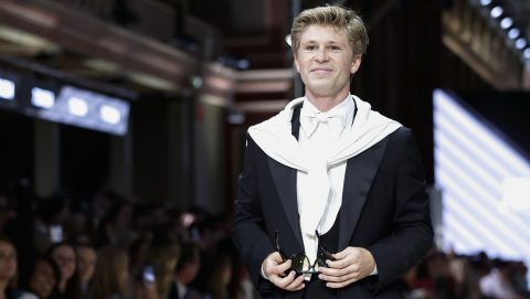Kifutón sétáló modell lett a krokodilvadász Steve Irwin 20 éves fiából