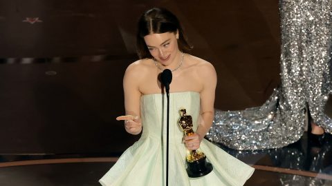 Emma Stone ruhája megadta magát pont az Oscar-szobor átvétele előtt