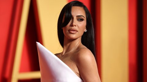 Hajtogatott szalvéta, önvédelmi eszköz – Kim Kardashian Oscar-partis ruhája nem nyűgözte le a netezőket