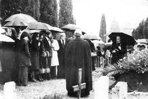 Így gyalázták meg Chaplin sírját