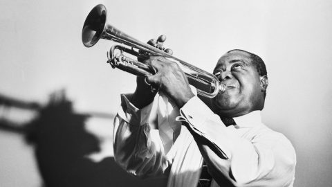 Kifordított kalapban és esőgallérban buliztak a magyarok Louis Armstrong 1965-ös pesti koncertjén