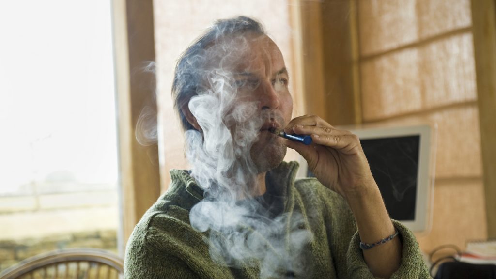 Elkeserítő fényképpel figyelmeztette követőit az e-cigi veszélyeire a brit férfi