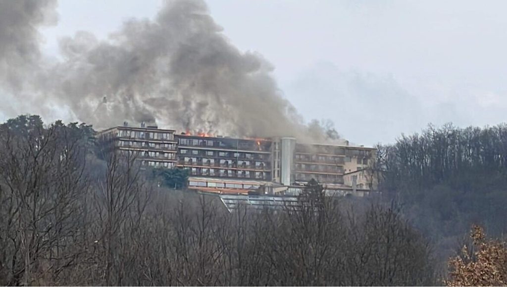 Lángol a visegrádi Silvanus Hotel