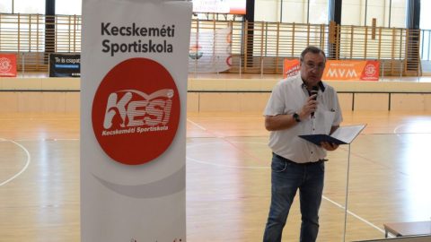 Kitüntették a kecskeméti hokiedzőt, bántalmazás miatt zajlik vizsgálat ellene