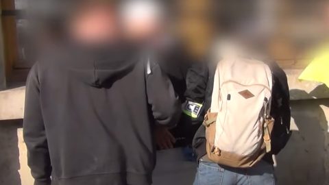 Videón, ahogy lecsapnak a Hollandiából vonattal érkező dílerekre a Keletinél