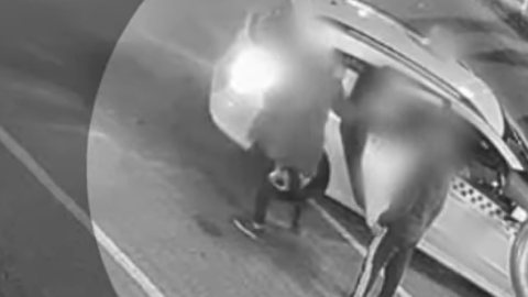 Megmutatta a szúrt sebeit a taxisnak a Keletinél, de az lazán elhajtott az egyik elkövetővel, majd lemosatta kocsijáról a vért