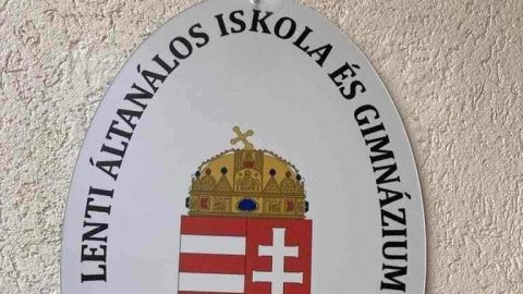 Vörömarty, áltanálos – két durva hibával rakták fel az iskola névtábláját