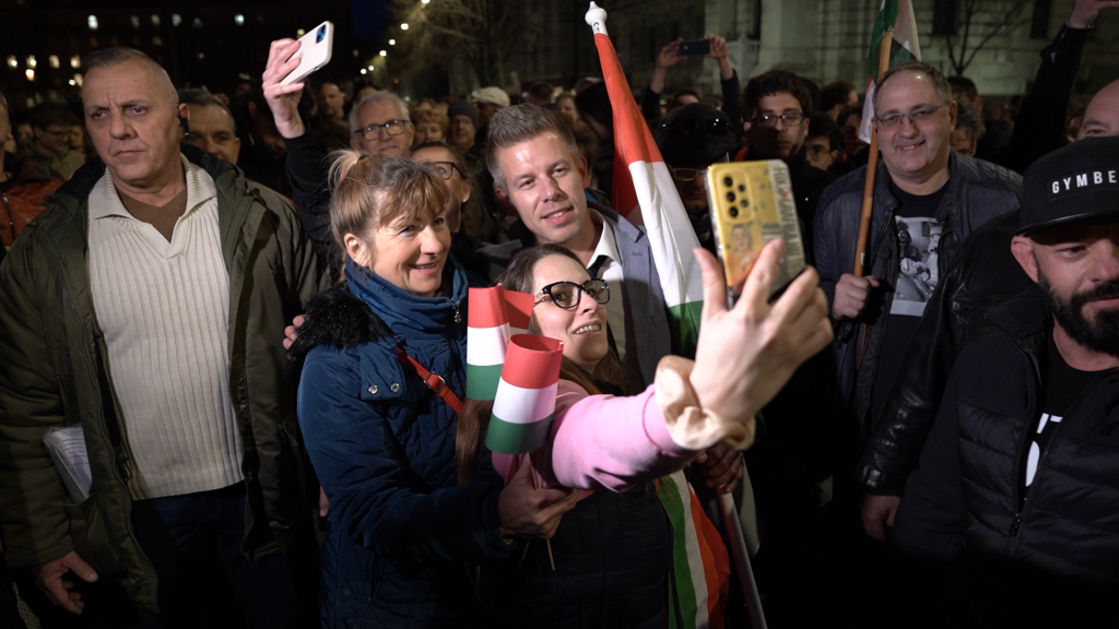 „Végre valaki csinált valamit” – így vonult Magyar Péter kedd este követőivel