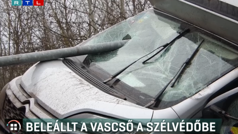 Vascső csapódott be egy kisteherautó szélvédőjébe az M5-ösön
