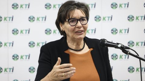 Áder János testvérének lemondását követeli a DK