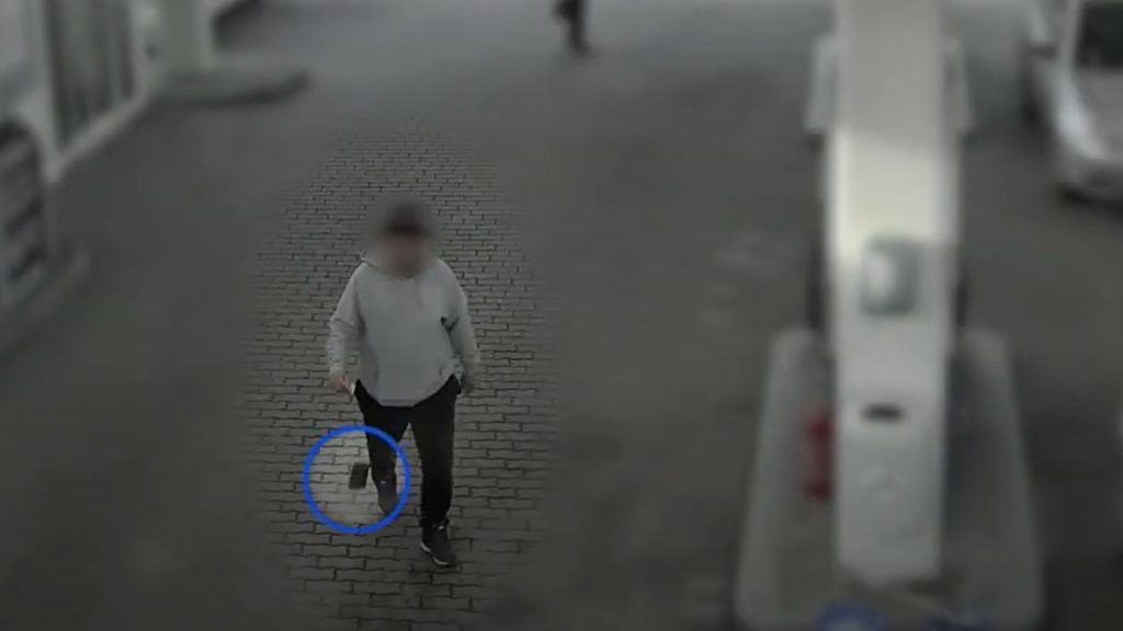 Leadta benzinkúton talált pénztárcát, de pénz nélkül – videóval