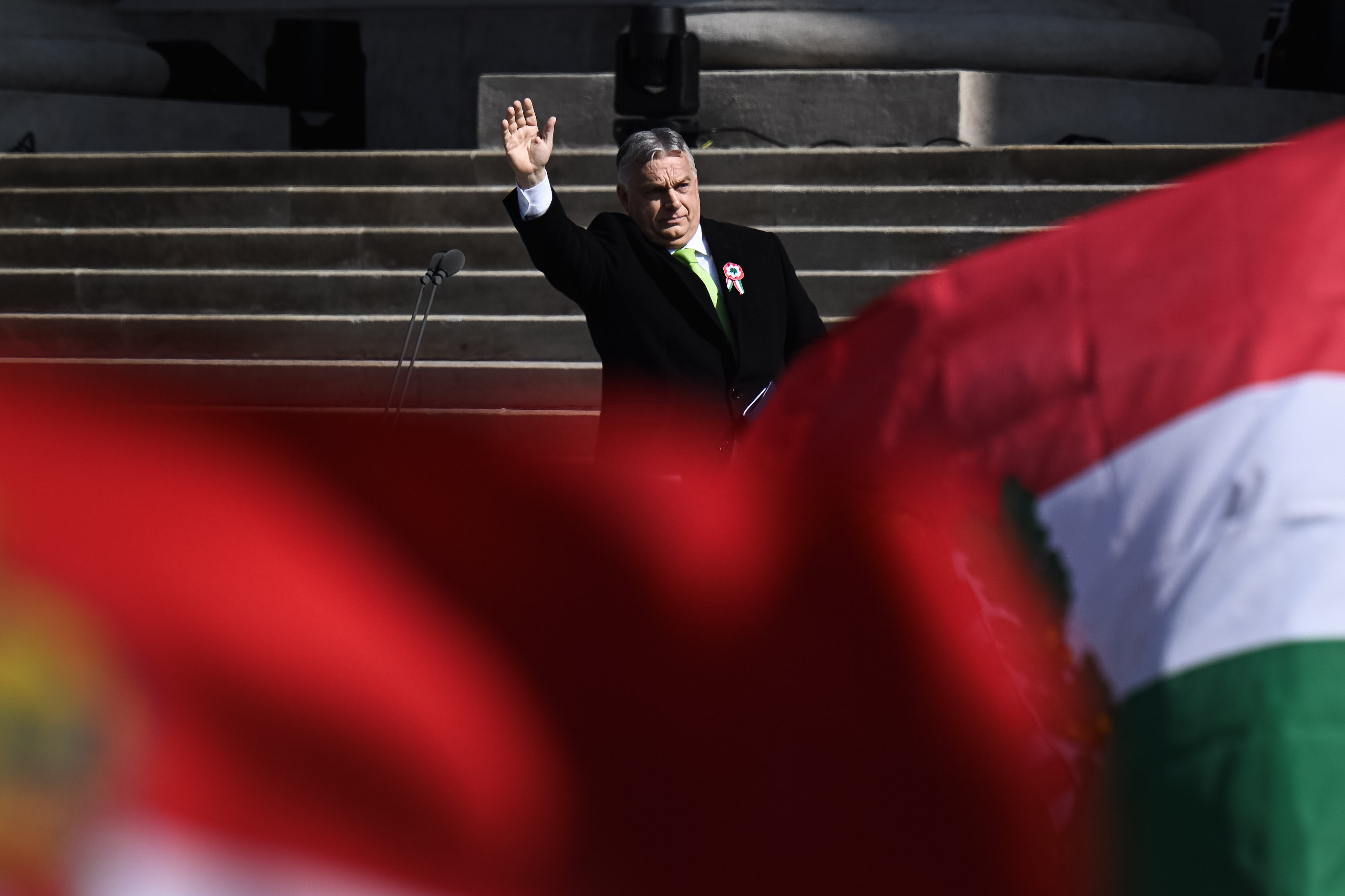 Éneklő Orbán, ágyútűz, viccpárti bohócok és a zászlót bontó Magyar Péter – március 15. fotóriportereink képein