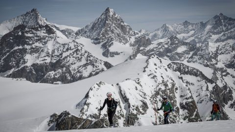 Öt síelő holttestét már megtaláltak a svájci Alpokban