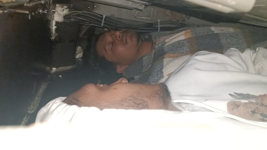 Vaskoporsóban vitt két bangladesi férfit egy román sofőr az M1-esen
