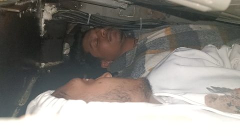 Vaskoporsóban vitt két bangladesi férfit egy román sofőr az M1-esen