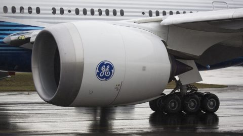 Felszállás közben vált le egy Boeing-gép hajtóművének burkolata