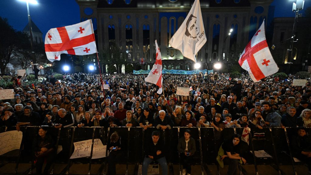 Rohamredőrökkel oszlatták fel Georgiában az orosz mintára készült civiltörvény ellen tiltakozó tömegeket