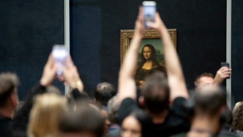 Megelégelte a tülekedést a Louvre, különtermet kaphat a Mona Lisa