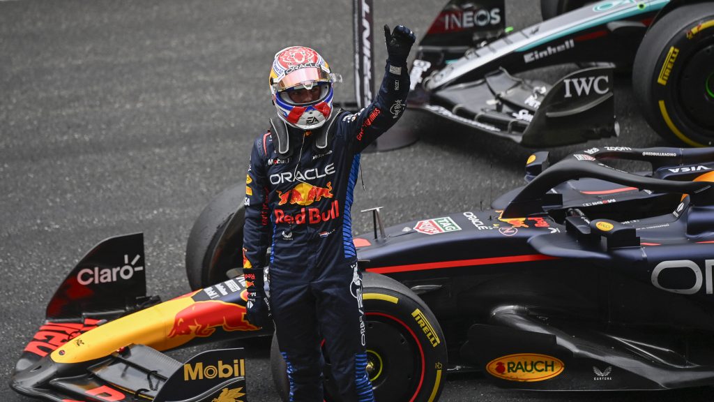 Negyedik helyről rajtolt, mégis Verstappen nyerte az év első sprintfutamát