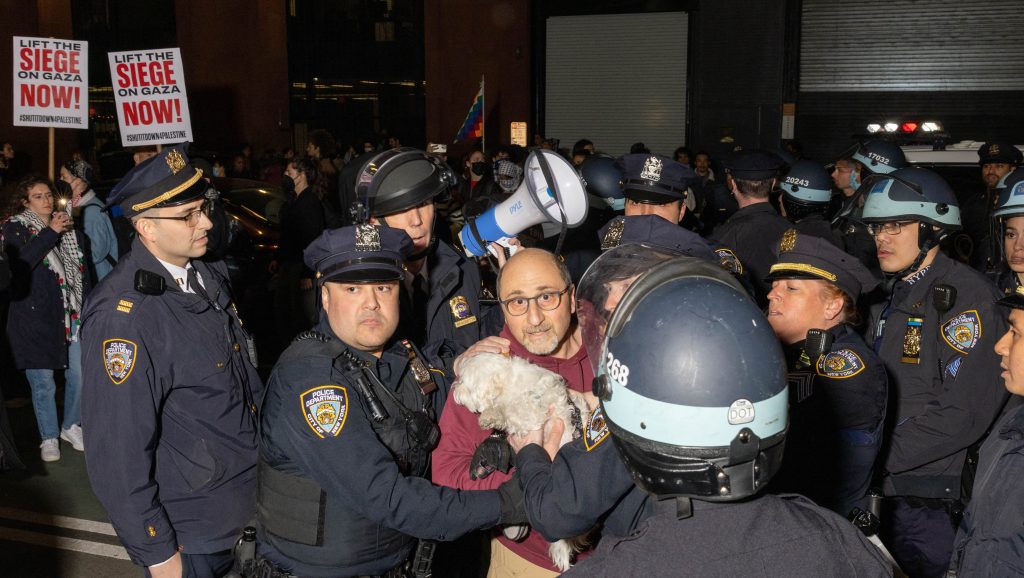 Rendőrök oszlatták fel az Izrael-ellenes tüntetést egy New York-i egyetemnél