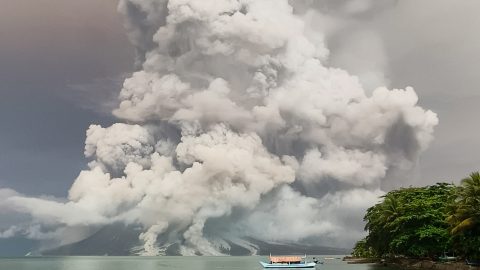 Két kilométer magas füstoszlopot ont magából egy indonéz vulkán