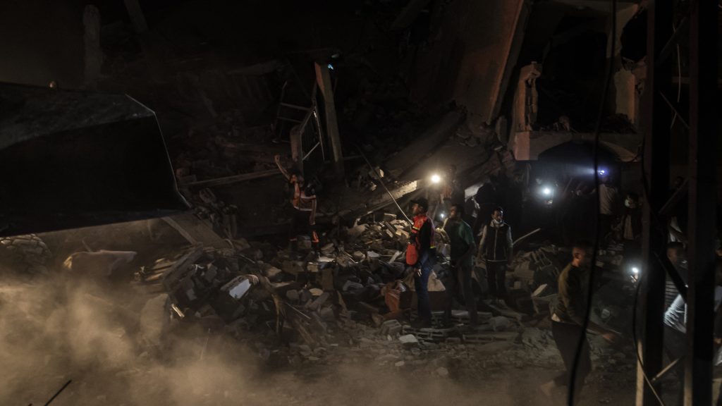 Segélyszervezet munkatársai haltak meg egy gázai légicsapásban