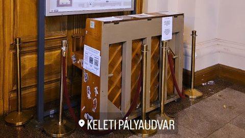 Szétverték, aztán csikkekkel és sörrel töltötték meg a Keleti pályaudvar közösségi zongoráját