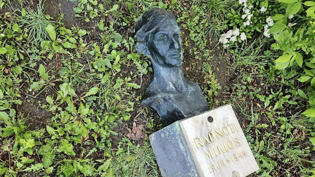 Megrongálták Radnóti Miklós győri szobrát