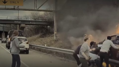 Videón, ahogy hősies autósok mentenek ki egy férfit a lángoló autójából