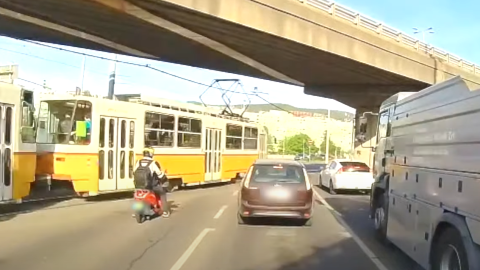 Majdnem elgázolt egy robogóst a villamos, a BKV vizsgálatot indított