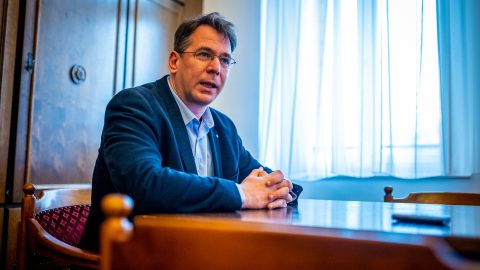 Tiltakozó nyilatkozatot készültek átnyújtani az egri képviselők Mirkóczki Ádámnak, de a polgármester bezárkózott az irodájába