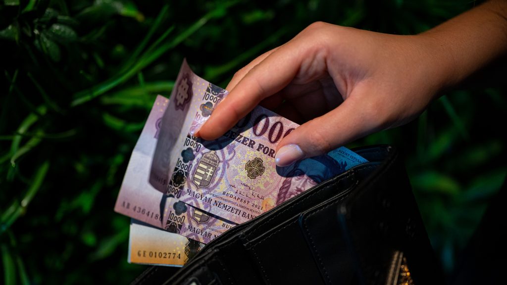 KSH: 14 százalékkal volt magasabb az átlagkereset februárban az egy évvel korábbihoz képest