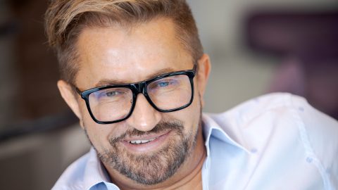 „Ki kapjon rózsát?” – Jákob Zoltán korábbi barátnőjelöltjeivel fotózkodott