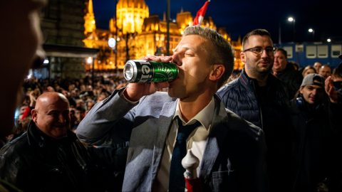 Magyar Péter szerint Kocsis Máté munka helyett pezsgőzéssel és a borozással tölti a délutánokat