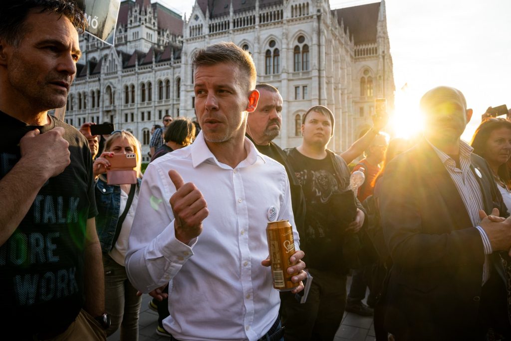A Szuverenitásvédelmi Hivatal Magyar Péter miatt indítja el első vizsgálatát