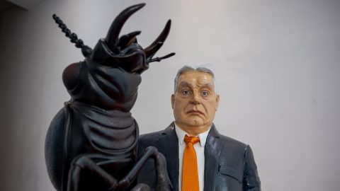 Most bárki megveheti Orbánt egy csótánnyal az ölében, és még a hajléktalanokon is segíthet