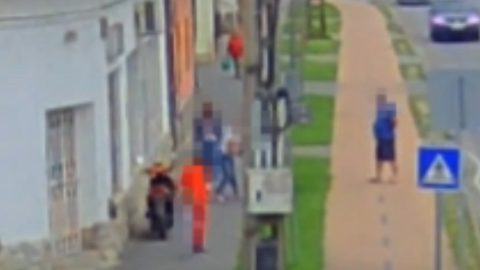 Videón, ahogy agyba-főbe veri egymást két nő a bolt előtt