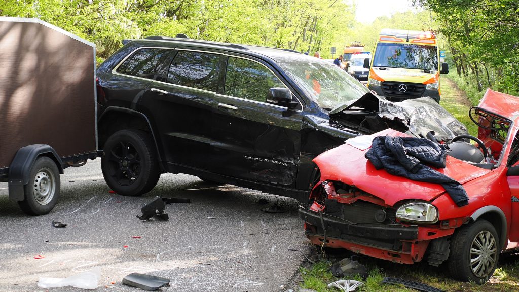 Terepjáró ütközött egy szemből érkező Opel Corsával, az egyik sofőr a helyszínen meghalt