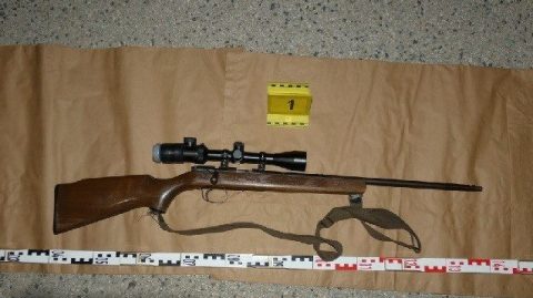 Távcsöves puskával fenyegette egy férfi a 10-es főúton közlekedő autósokat és a kiérkező rendőröket