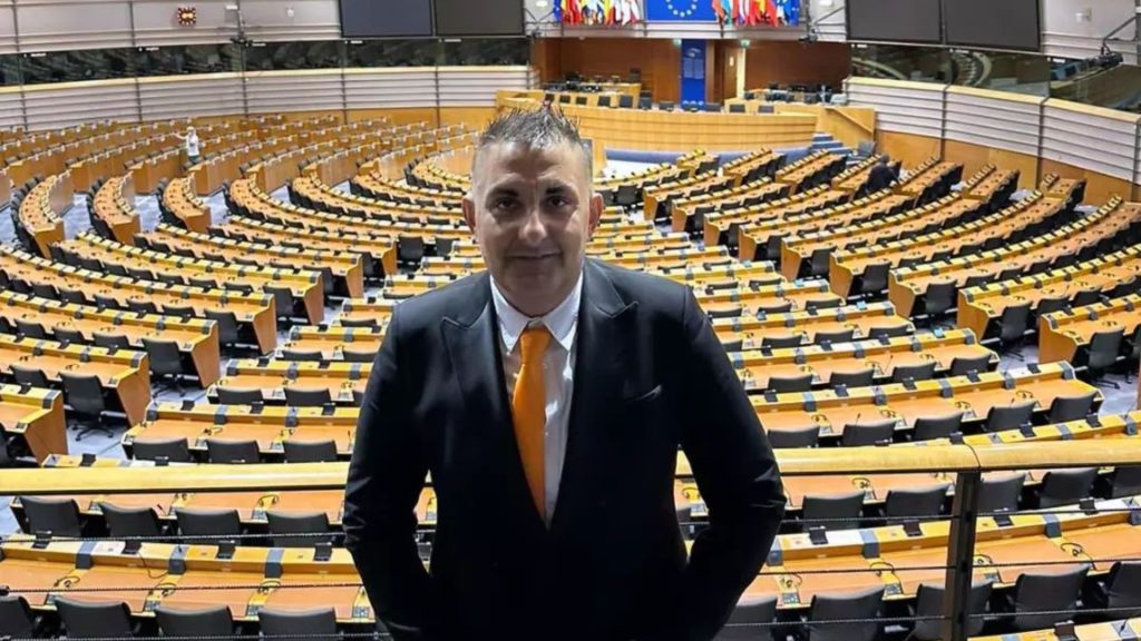 Gáspár Győző az Európai Parlamentben fotózkodott, ezt üzenete Brüsszelből