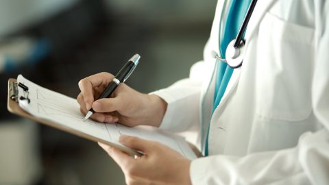 Lezárták a nyomozást a hamis védettségi igazolásokat kiállító budapesti háziorvos ügyében