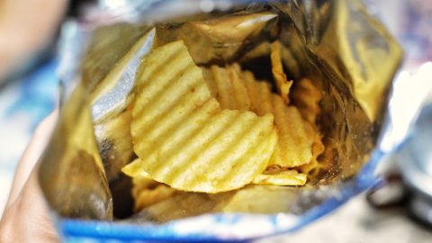 Bevitt az iskolába egy zacskó chipset, nem mehet el a szalagavatójára – de okkal