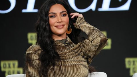 Aggodalmukat fejezték ki Kim Kardashian követői, miután tengerparti fotóján olyan, mintha térdig érő vízbe próbált volna fejest ugrani