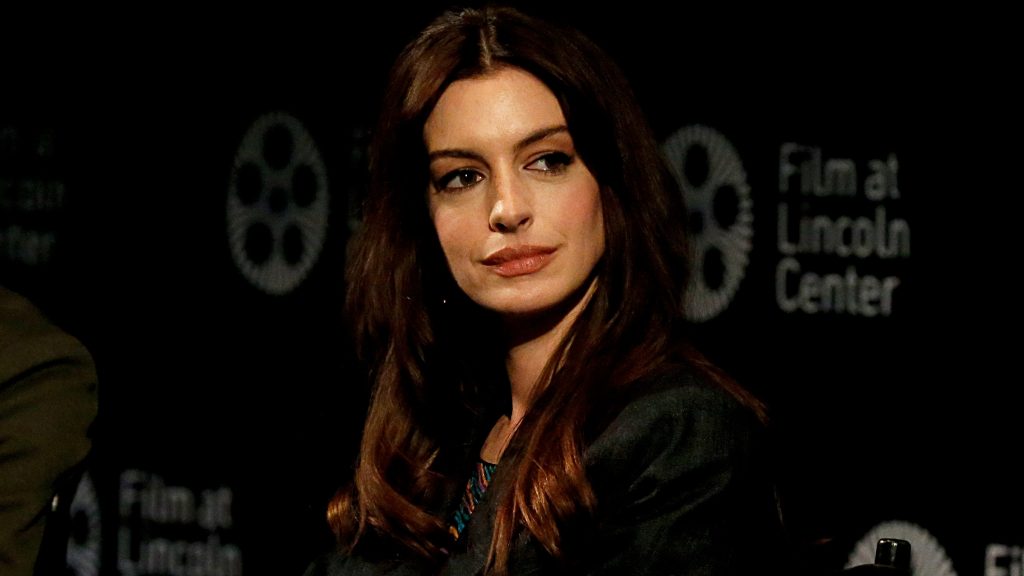 Anne Hathaway dice que en la década de 2000 tuvo que besar a 10 actores masculinos en un día para comprobar «si su química funcionaba o no».