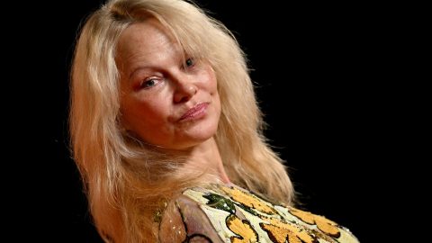 Pamela Anderson is szerepet kapott a Csupasz pisztoly remake-jében