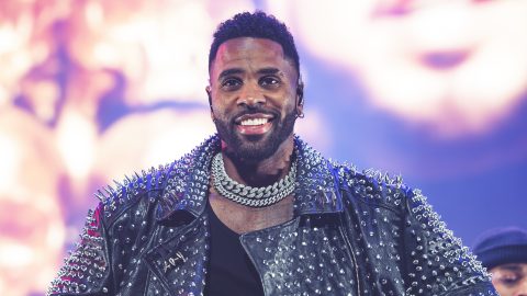„Én szemüveg nélkül is látom” – Jason Derulo a napfogyatkozással poénkodott