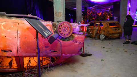 Zilált sátrak, szétlőtt mobil vécék, autóroncsok – kiállítás nyílt a pokollá vált izraeli zenei fesztiválról