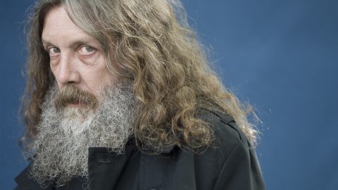 Megásta a sírjukat, és most el is temeti a szuperhősöket a képregényrajongók kedvence