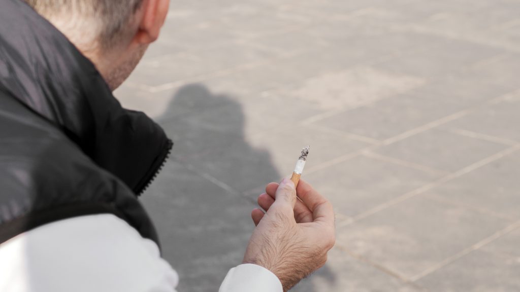 Kis híján megölte a testvérét, mert büdös volt a kabátja és kiszóródtak belőle a csikkek